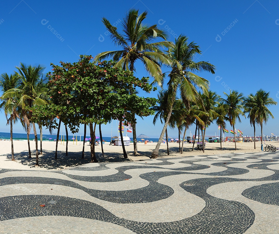 Famosa calçada com mosaico da praia de Copacabana e Leme no Rio de Janeiro Brasil.