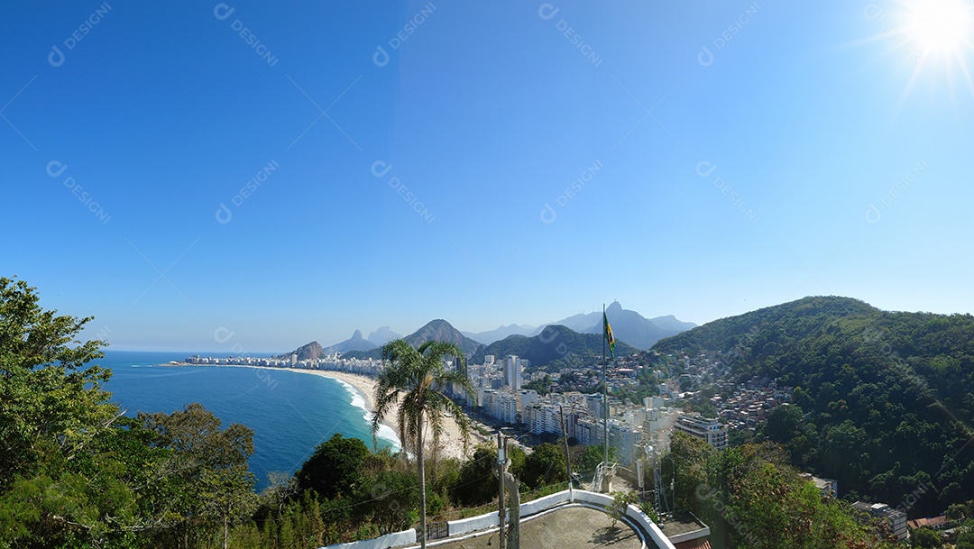 Forte do Leme com vista aérea da praia de Copacabana no rio de janeiro brasil.
