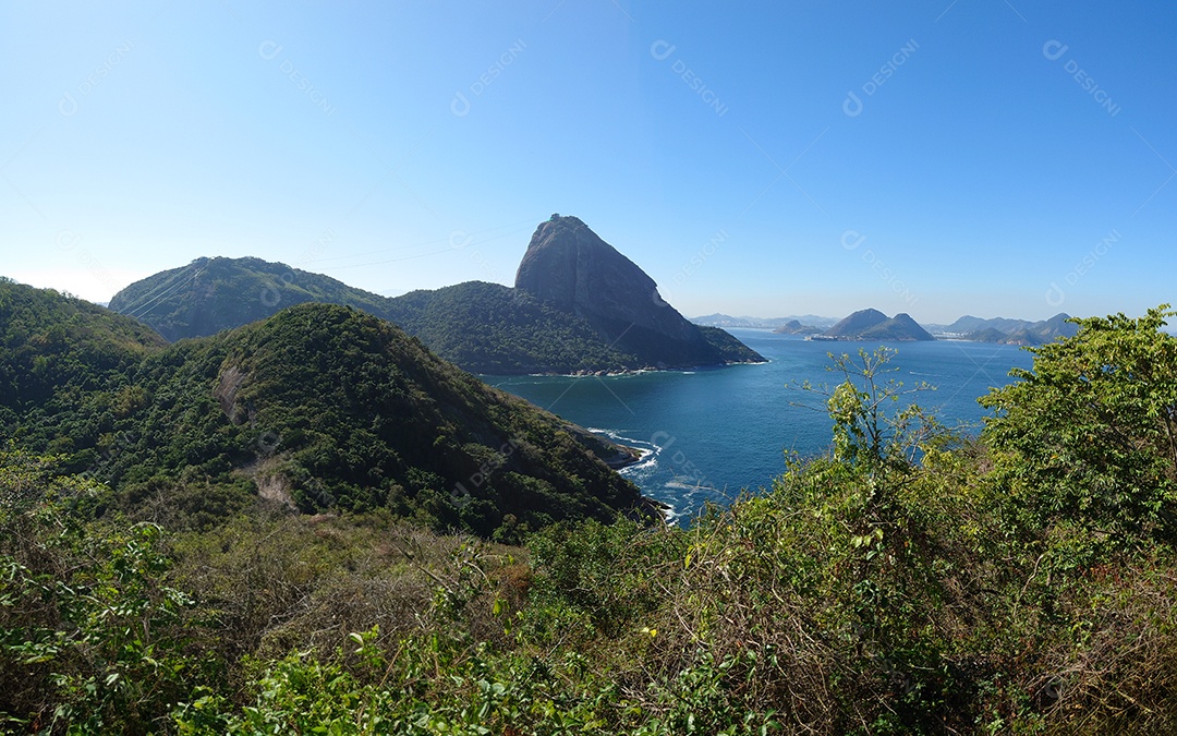 Vista panorâmica do Pão de Açúcar e da Baía de Guanabara no Rio de Janeiro Brasil.