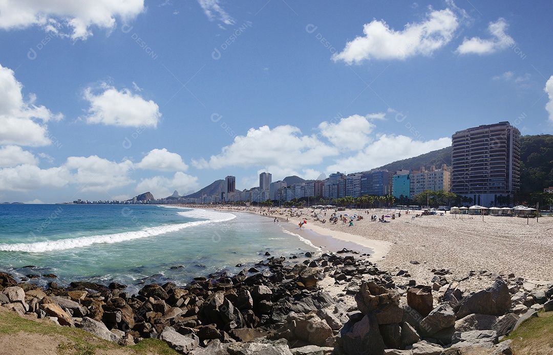 Vista panorâmica da praia de Copacabana e Leme no Rio de Janeiro Brasil.