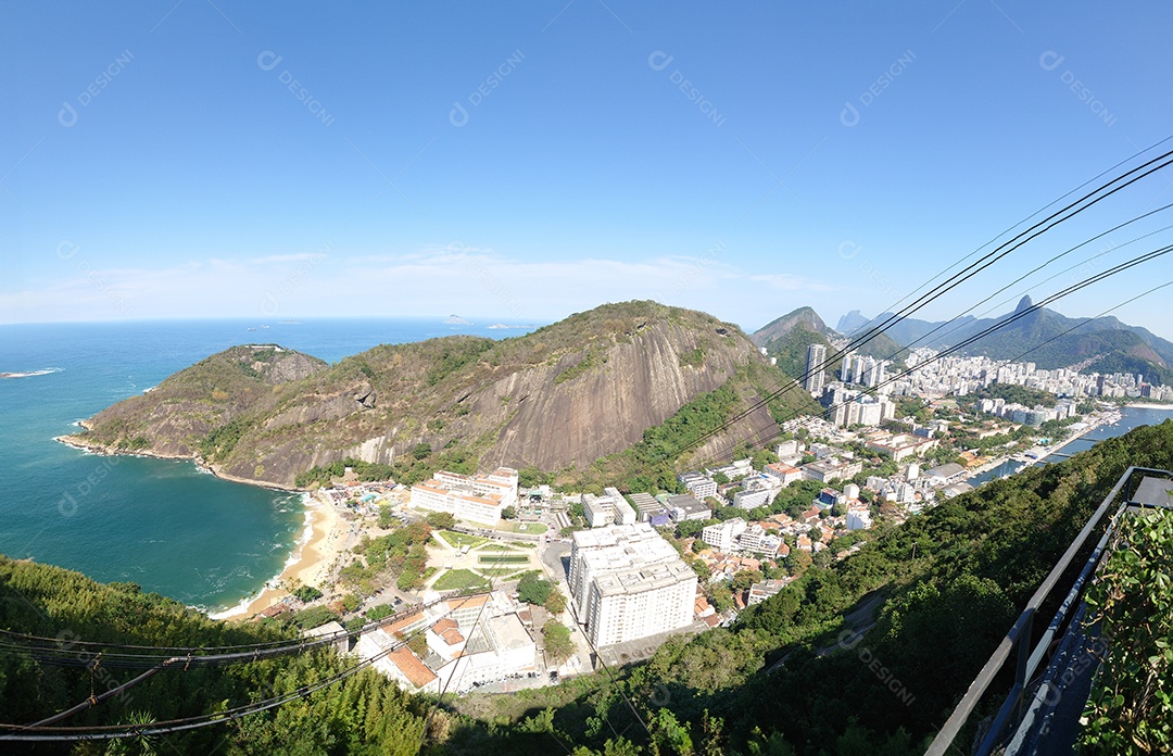 Vista aérea panorâmica do topo do Pão de Açúcar, na cidade do Rio de Janeiro.