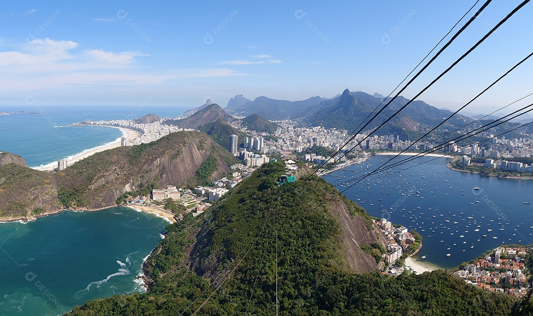 Vista aérea panorâmica do topo do Pão de Açúcar, na cidade do Rio de Janeiro.