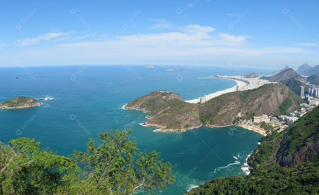 Vista aérea panorâmica do topo do Pão de Açúcar, na cidade do Rio de Janeiro.