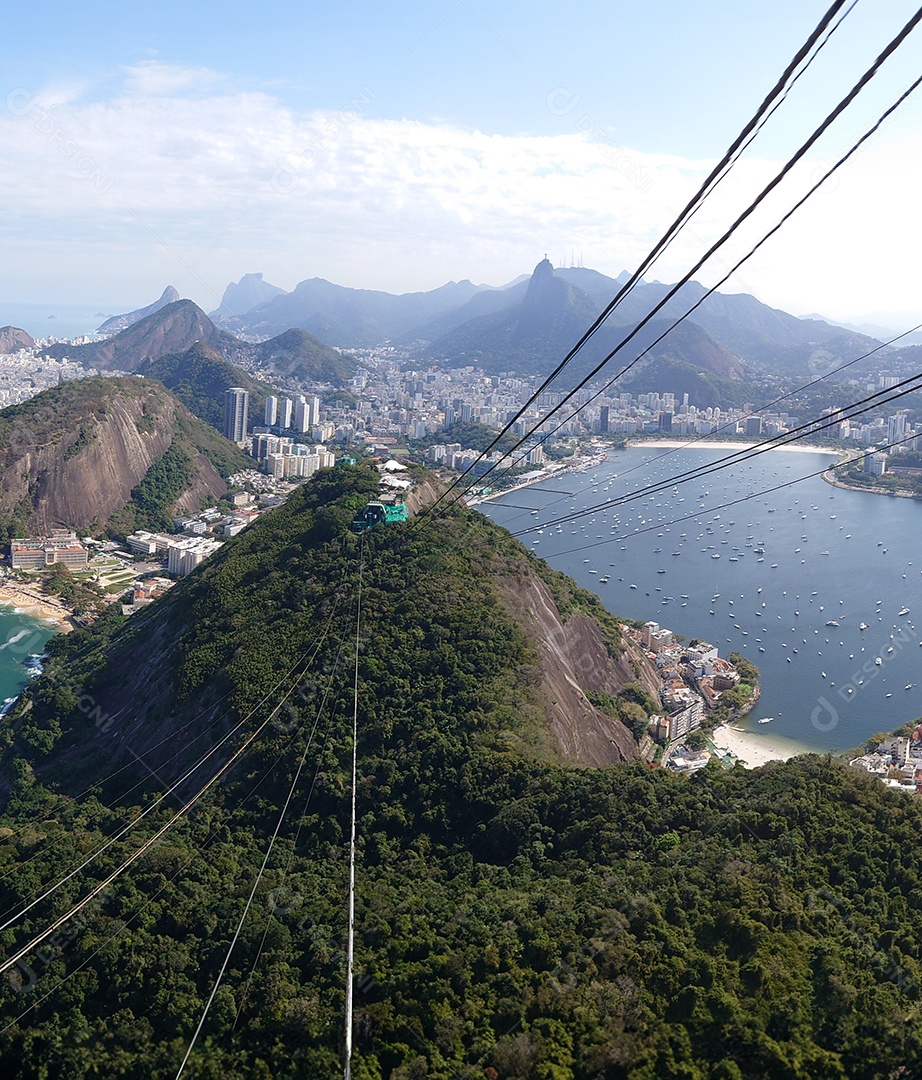 Vista aérea panorâmica do topo do Pão de Açúcar, na cidade do Rio de Janeiro.