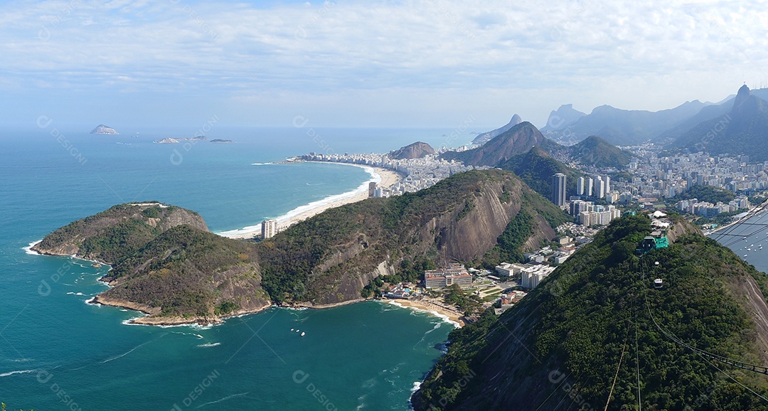 Vista aérea panorâmica do topo do Pão de Açúcar, na cidade do Rio de Janeiro.