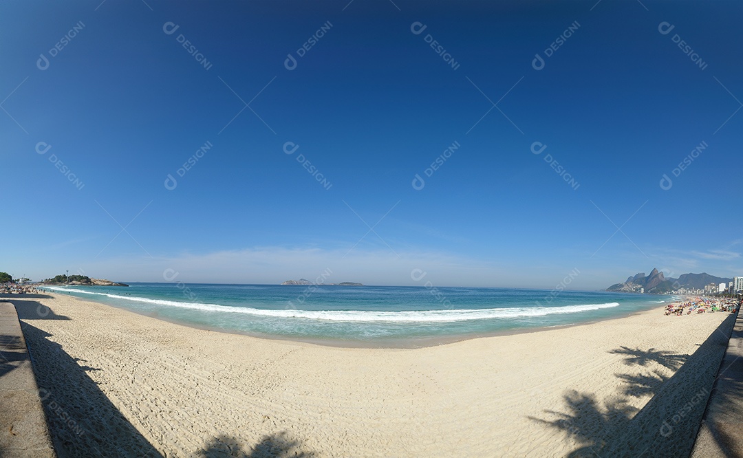 Vista panorâmica das praias do Arpoador e Ipanema na cidade do Rio de Janeiro Brasil.