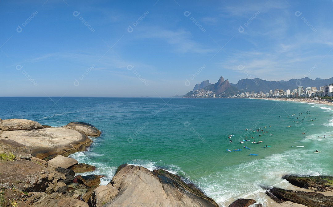 Vista panorâmica das praias do Arpoador e Ipanema na cidade do Rio de Janeiro Brasil.