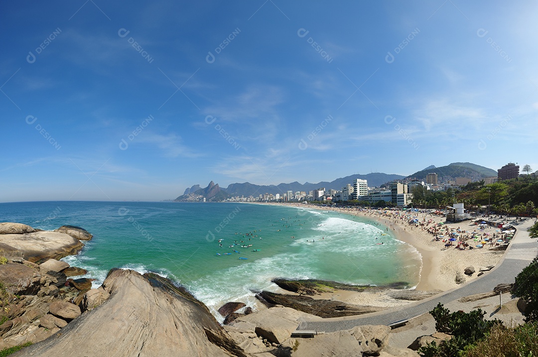 Vista panorâmica das praias do Arpoador e Ipanema na cidade do Rio de Janeiro Brasil.