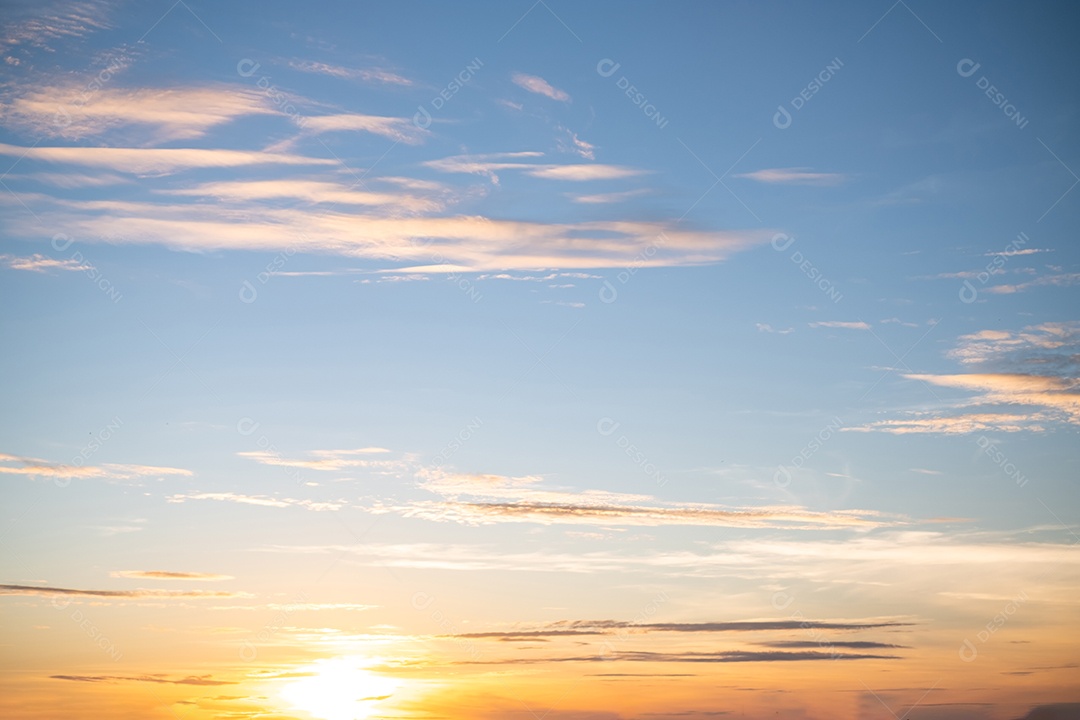 Lindas nuvens de ouro laranja com gradiente suave de luxo e luz solar no céu azul perfeito para o fundo