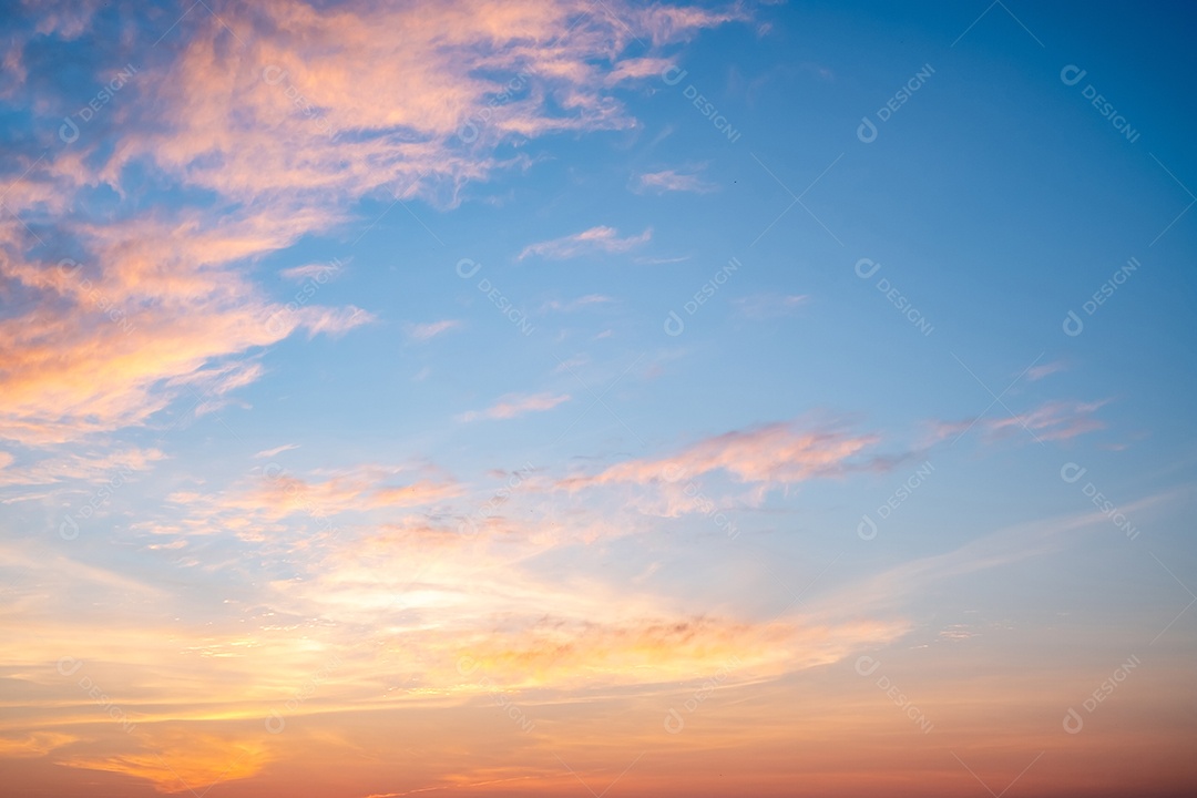 Lindas nuvens de ouro laranja com gradiente suave de luxo e luz solar no céu azul perfeito para o fundo