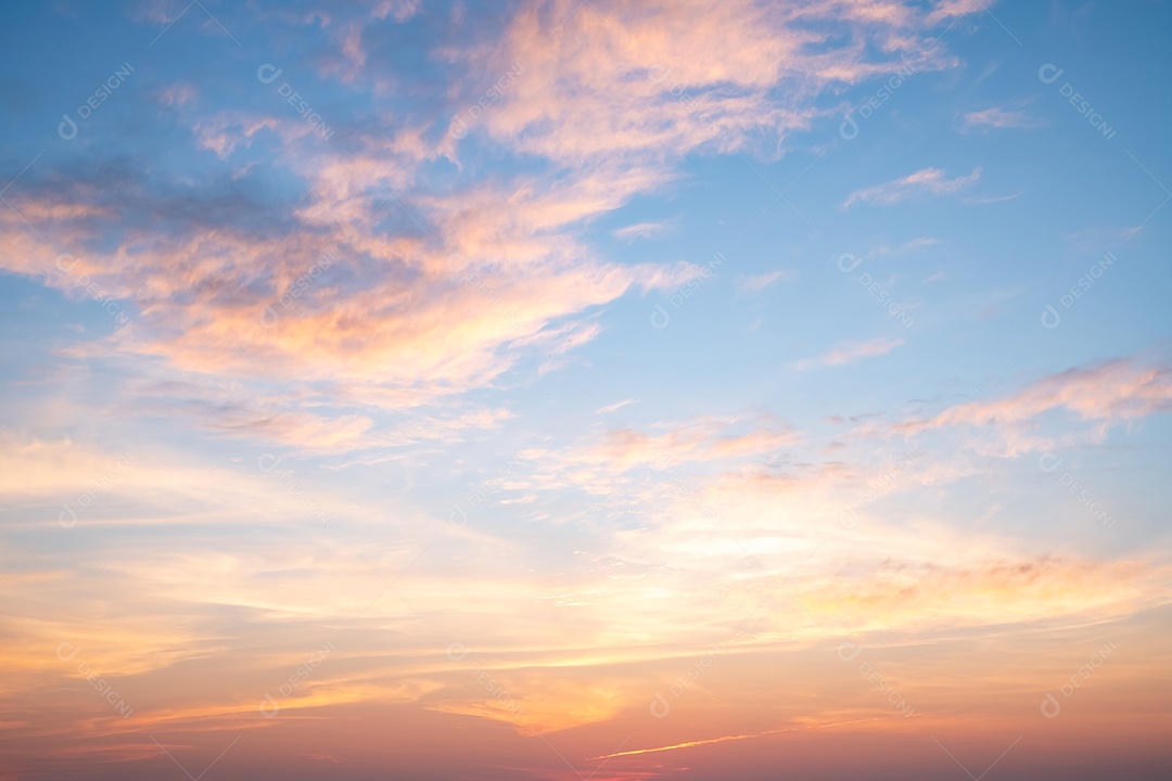 Lindas nuvens de ouro laranja com gradiente suave de luxo e luz solar no céu azul perfeito para o fundo