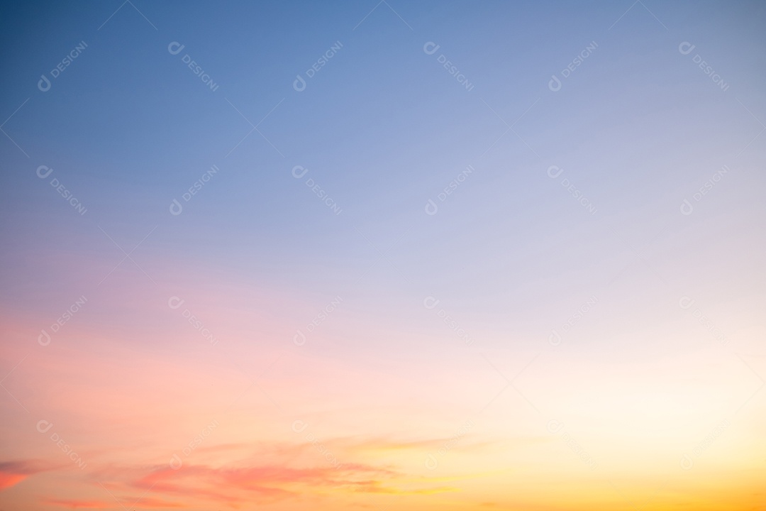 Lindas nuvens de ouro laranja com gradiente suave de luxo e luz solar no céu azul perfeito para o fundo