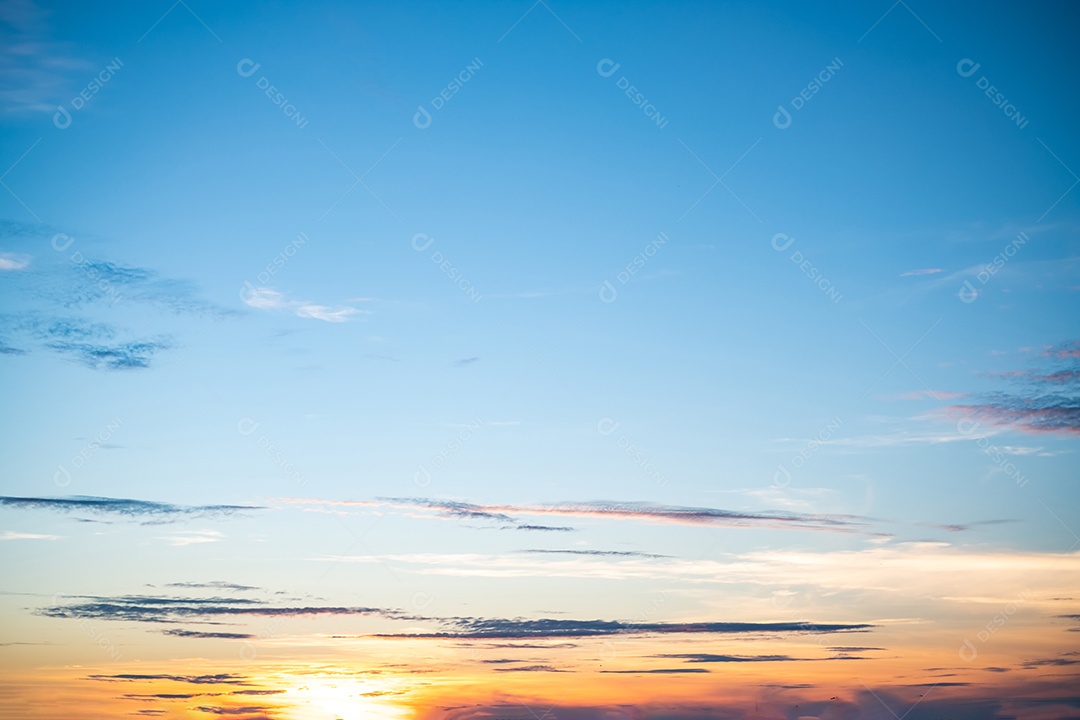 Lindas nuvens de ouro laranja com gradiente suave de luxo e luz solar no céu azul perfeito para o fundo