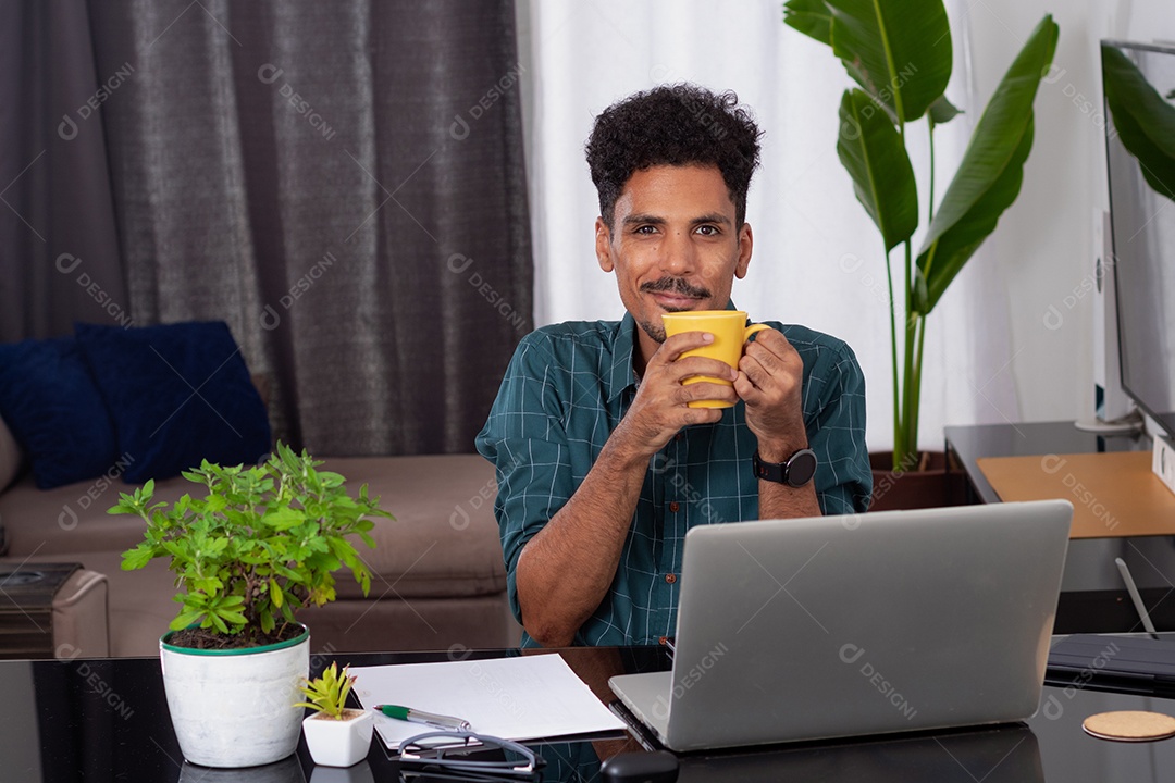 Homem em trabalho remoto. Jovem nômade viaja em mesa de teletrabalho com laptop