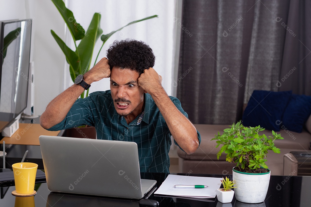 Homem em trabalho remoto. Jovem nômade viaja em mesa de teletrabalho com laptop