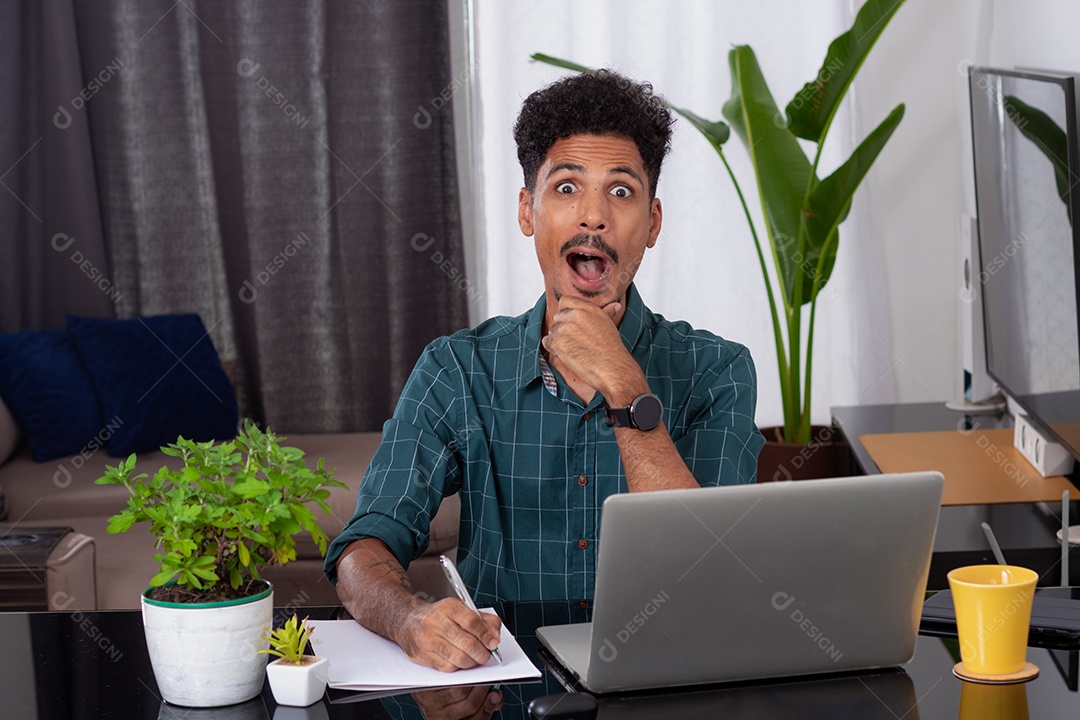 Homem em trabalho remoto. Jovem nômade viaja em mesa de teletrabalho com laptop
