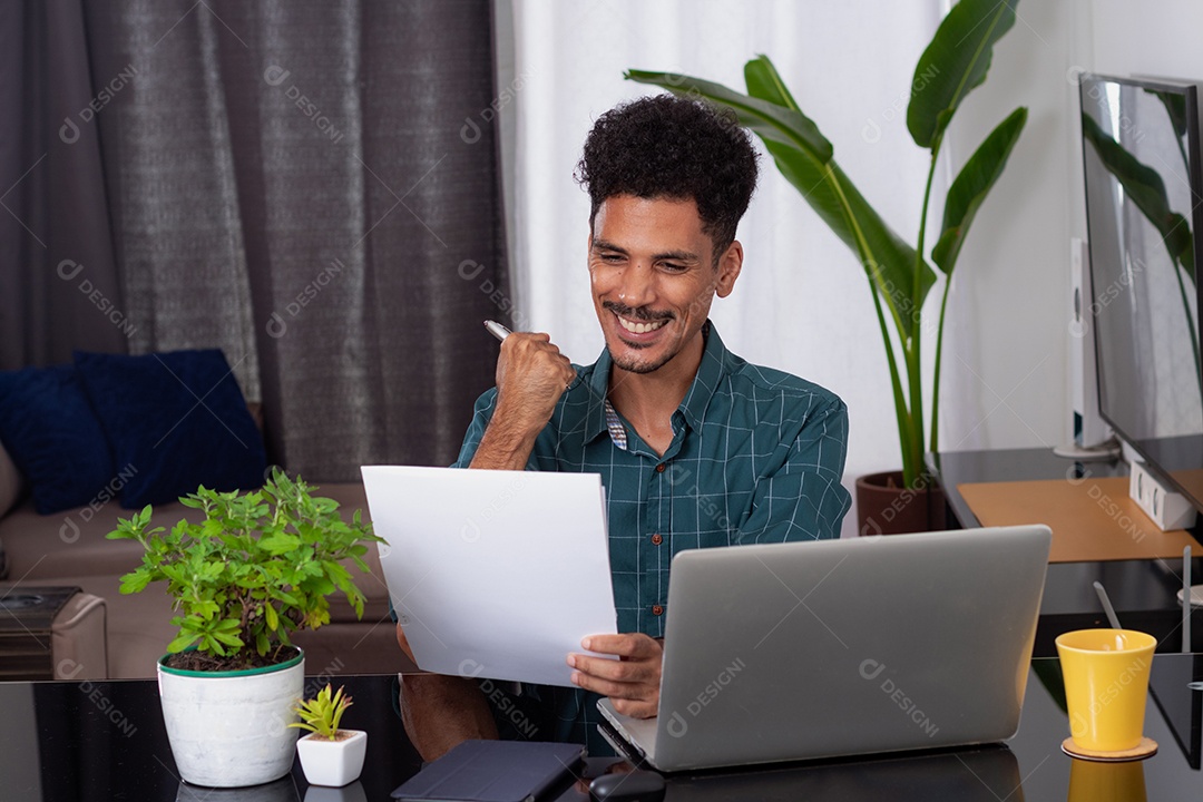 Homem em trabalho remoto. Jovem nômade viaja em mesa de teletrabalho com laptop