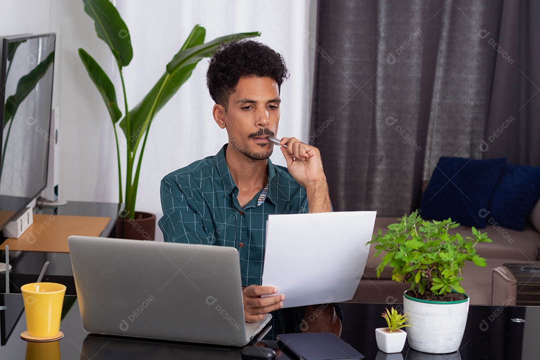 Homem em trabalho remoto. Jovem nômade viaja em mesa de teletrabalho com laptop
