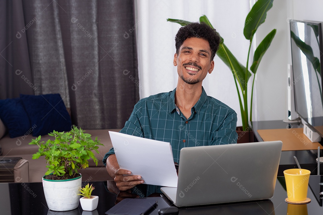 Homem em trabalho remoto. Jovem nômade viaja em mesa de teletrabalho com laptop