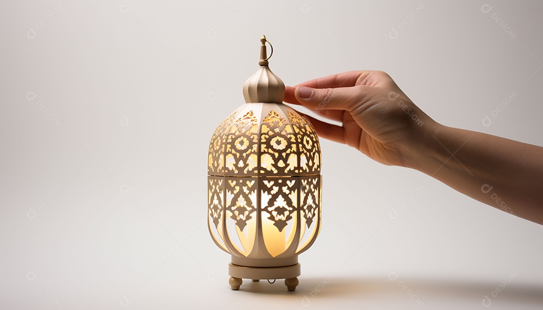 Poster de luzes do Ramadã várias lâmpadas brilhantes penduradas no teto em um fundo azul escuro e título ilustração vetorial Ramadan Kareem