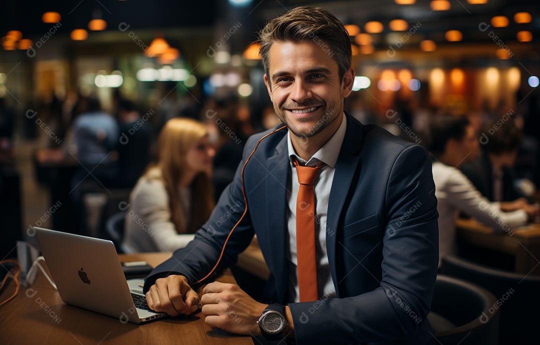 Representante de atendimento ao cliente masculino com terno, fone de ouvido na cabeça, computador, trabalhando, local de trabalho moderno, coworks em segundo plano