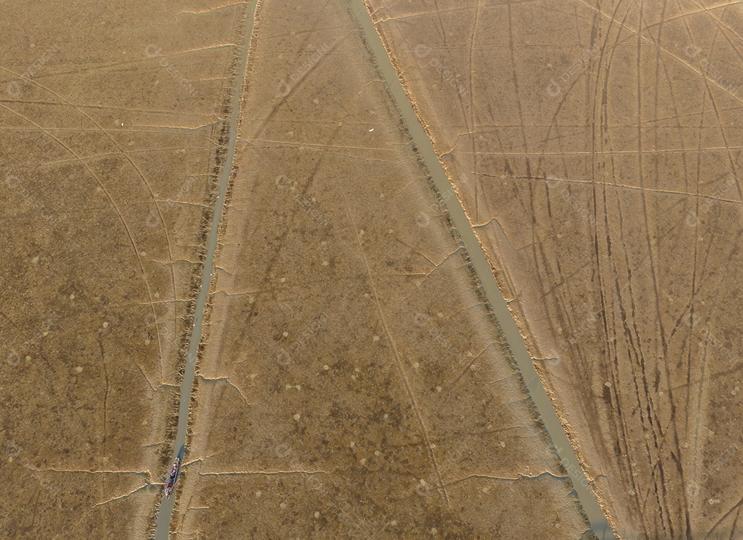 Vista aérea de um banco de lama costeiro por drone