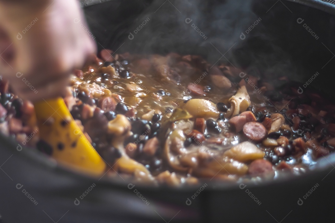 Feijoada brasileira em caldeirão de barro, a feijoada é um prato típico da comida brasileira