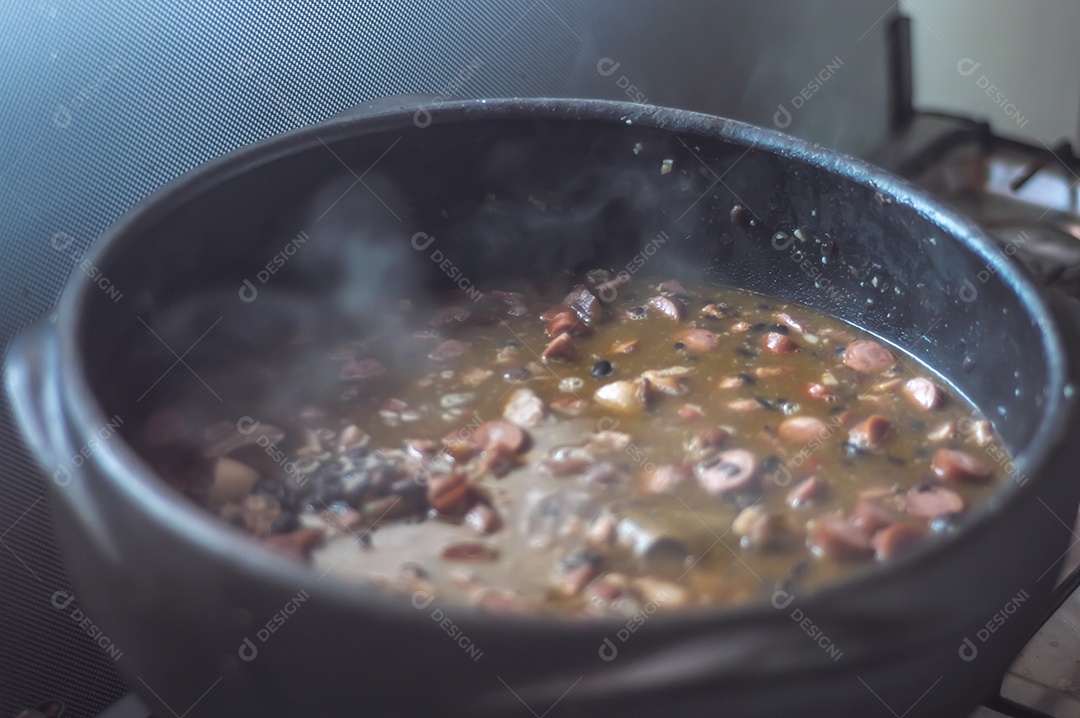 Feijoada brasileira em caldeirão de barro, a feijoada é um prato típico da comida brasileira