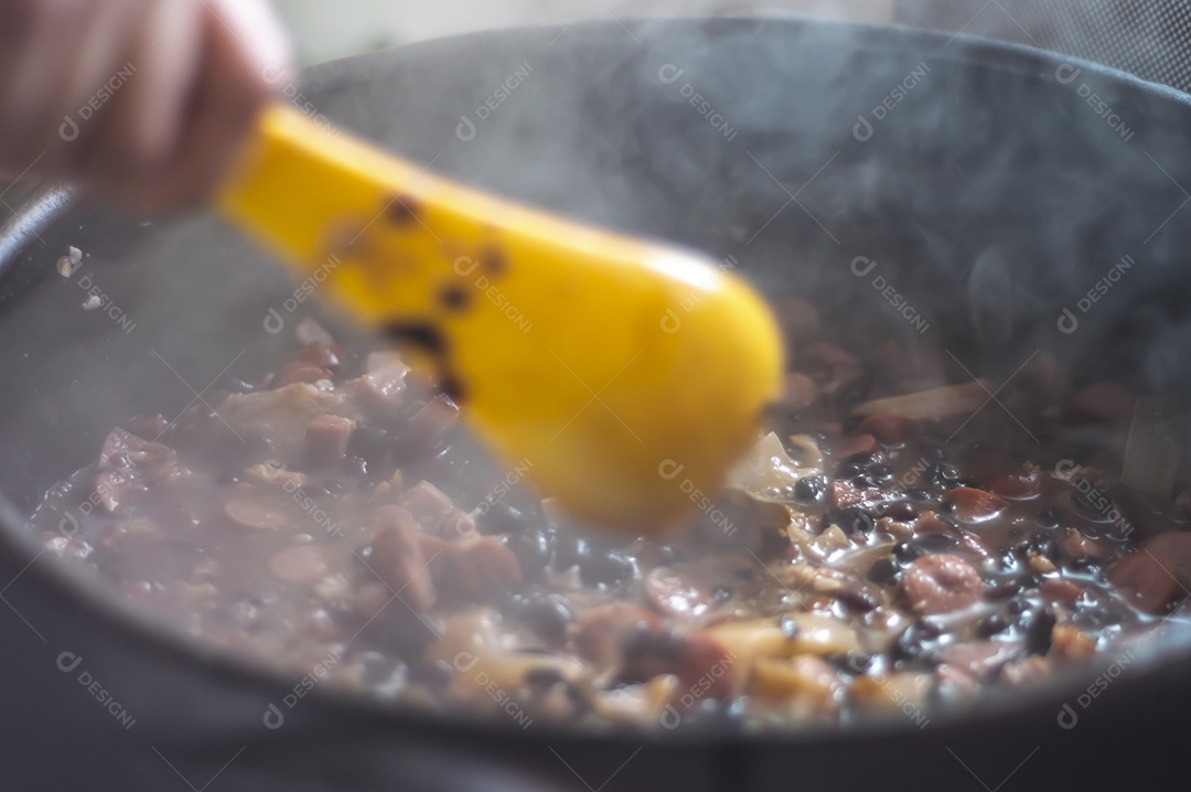 Feijoada brasileira em caldeirão de barro, a feijoada é um prato típico da comida brasileira
