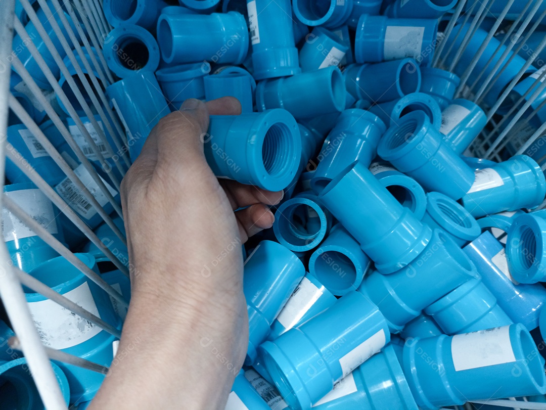 Junta roscada dentro do tubo de água