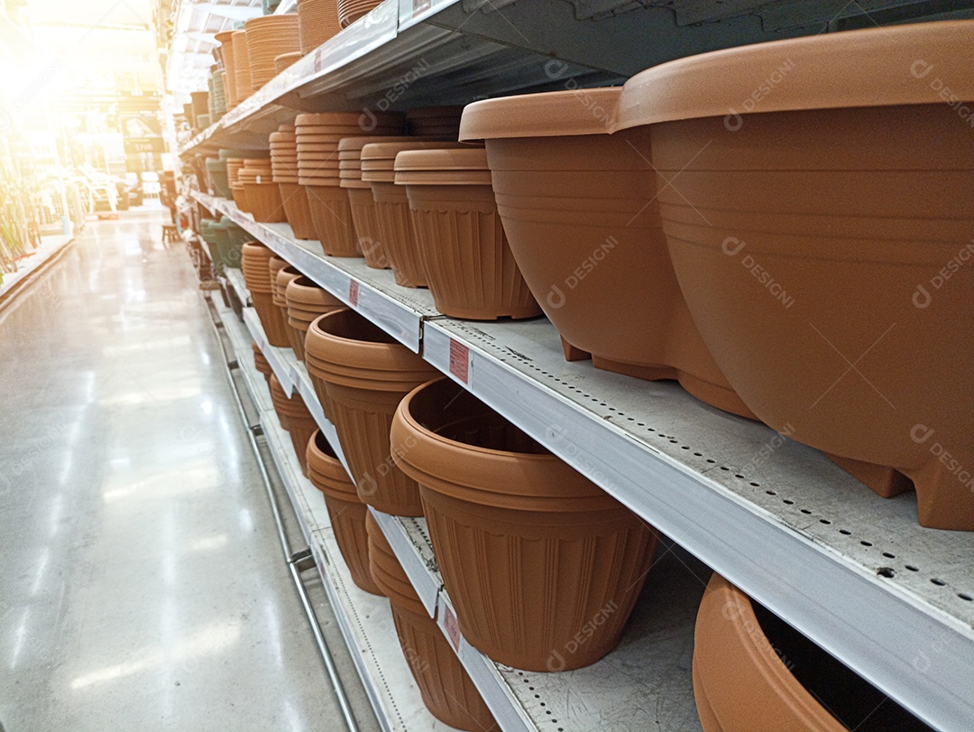 Prateleiras para venda de produtos em vasos de plantas