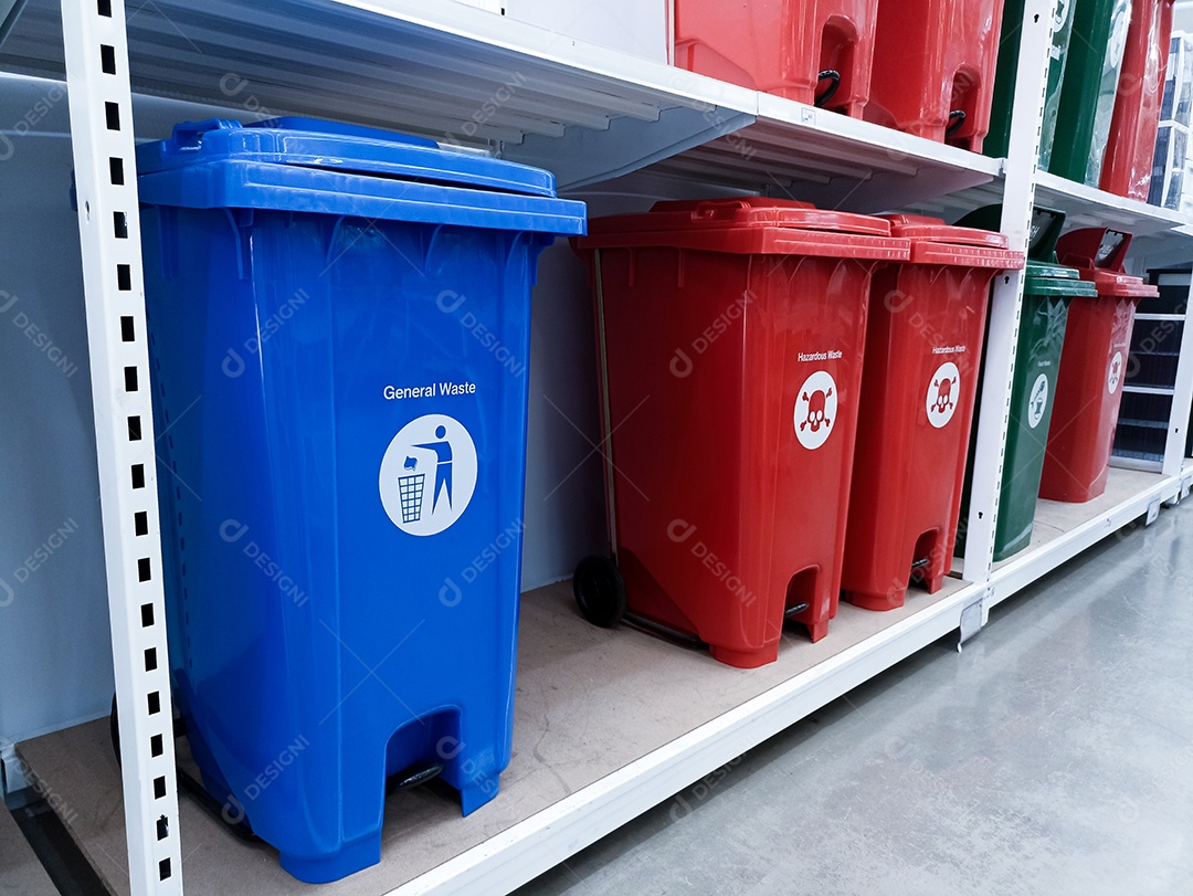 Latas de lixo de várias cores separam os tipos de lixo