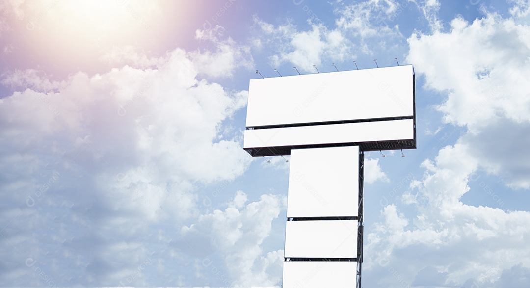 Grande outdoor pode ser encontrado ao longo da estrada.