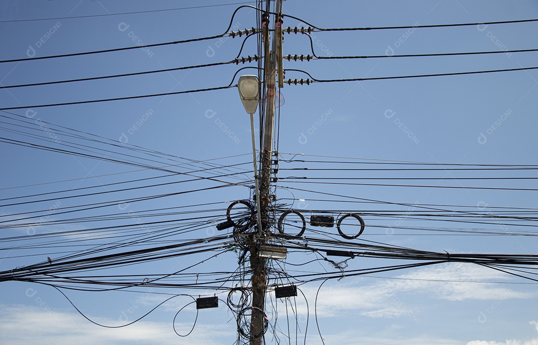 Fios elétricos e cabos de comunicação em postes