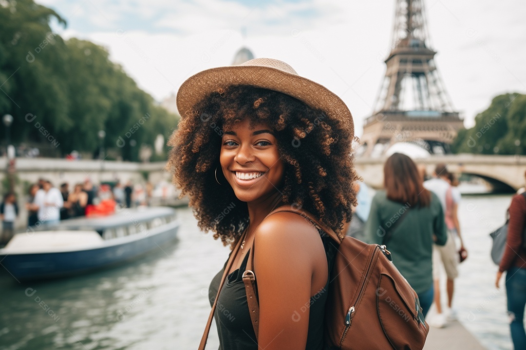 Mulher negra turística de Paris