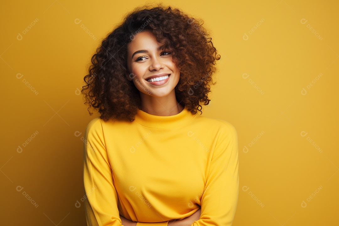 Mulher feliz. Casual. Imagem social em destaque. Fundo colorido