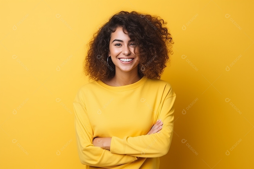 Mulher feliz. Casual. Imagem social em destaque. Fundo colorido