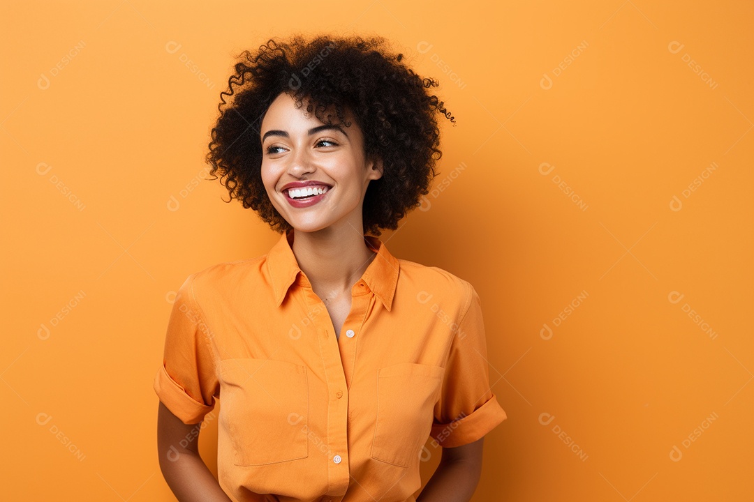 Mulher feliz. Casual. Imagem social em destaque. Fundo colorido