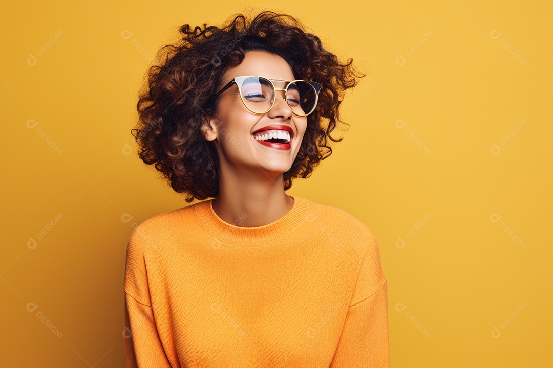 Mulher feliz. Casual. Imagem social em destaque. Fundo colorido