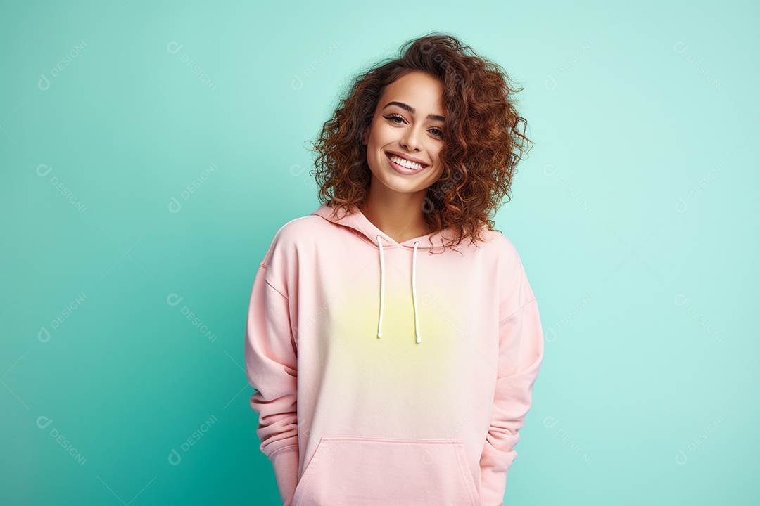 Mulher feliz. Casual. Imagem social em destaque. Fundo colorido