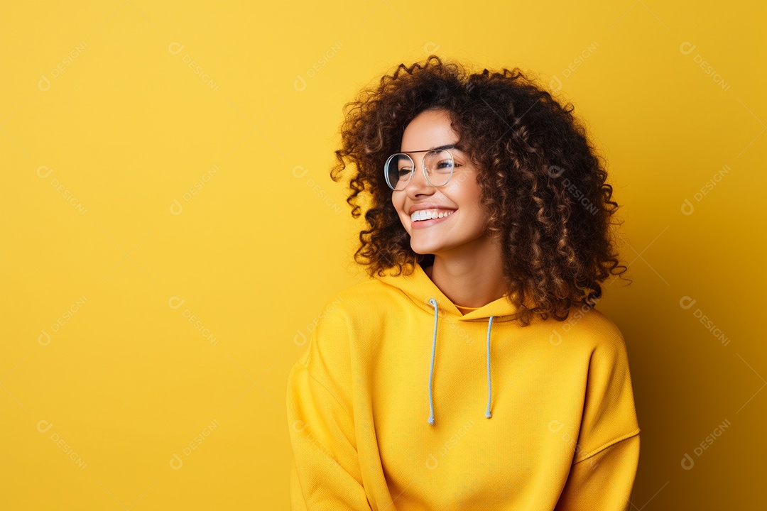 Mulher feliz. Casual. Imagem social em destaque. Fundo colorido