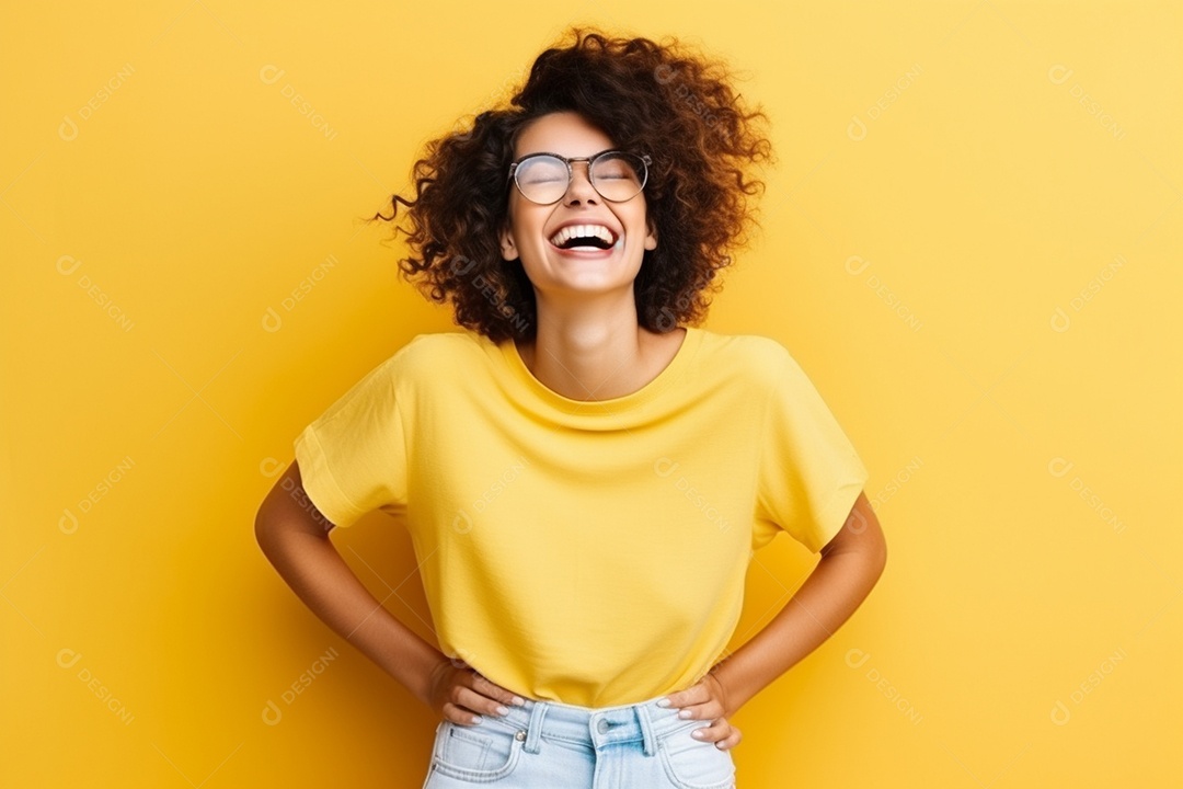 Mulher feliz. Casual. Imagem social em destaque. Fundo colorido