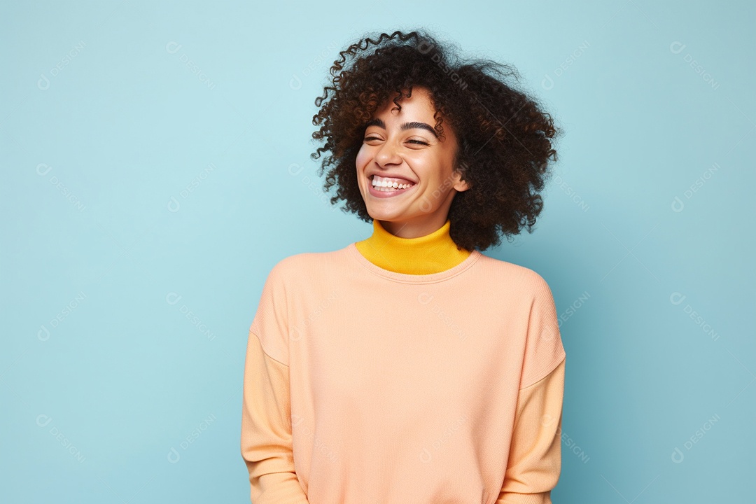 Mulher feliz. Casual. Imagem social em destaque. Fundo colorido