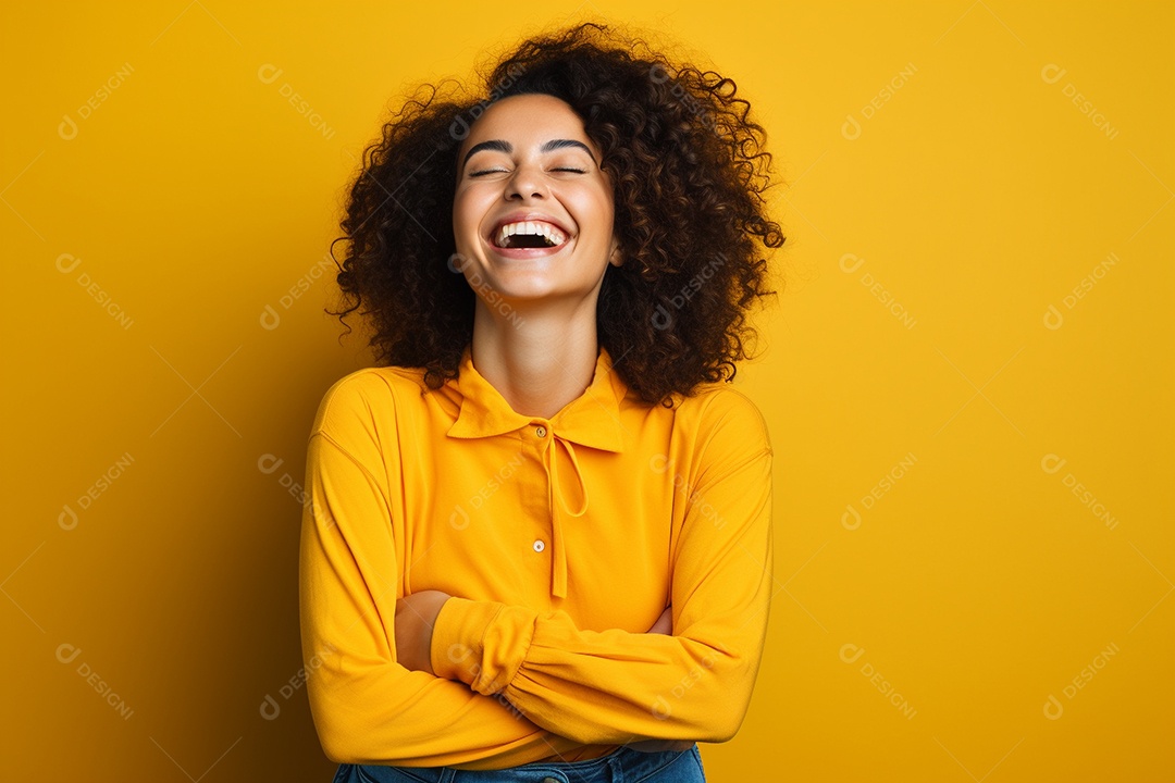 Mulher feliz. Casual. Imagem social em destaque. Fundo colorido