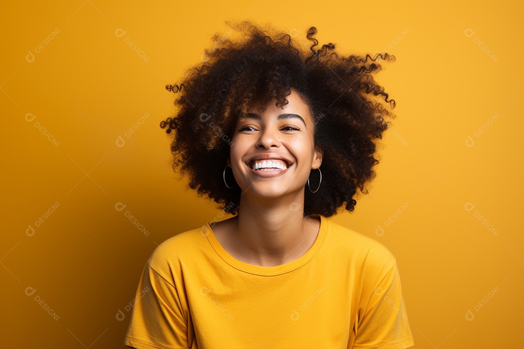 Mulher feliz. Casual. Imagem social em destaque. Fundo colorido