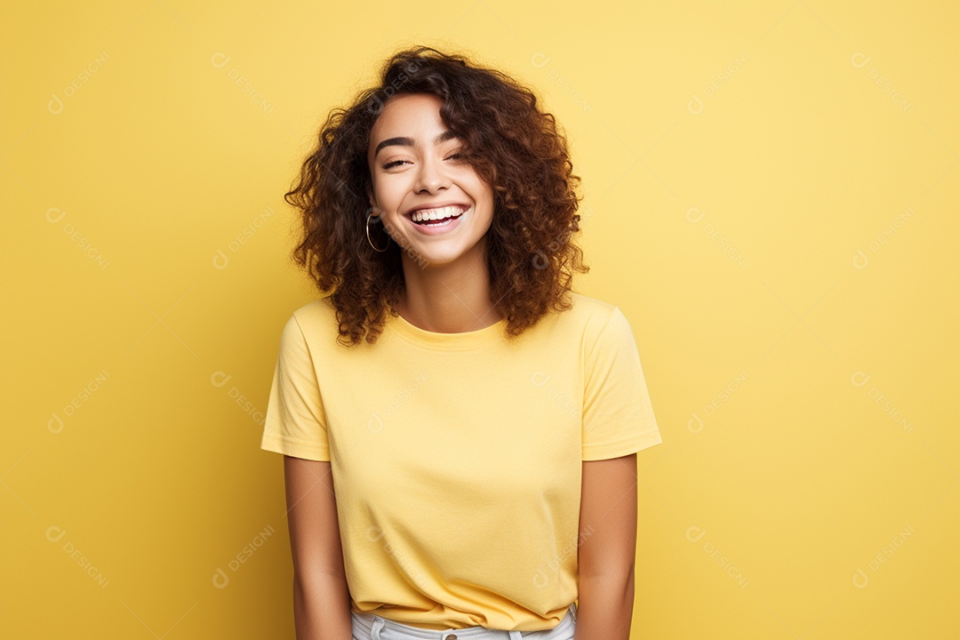 Mulher feliz. Casual. Imagem social em destaque. Fundo colorido