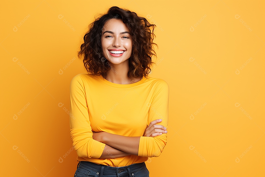 Mulher feliz. Casual. Imagem social em destaque. Fundo colorido