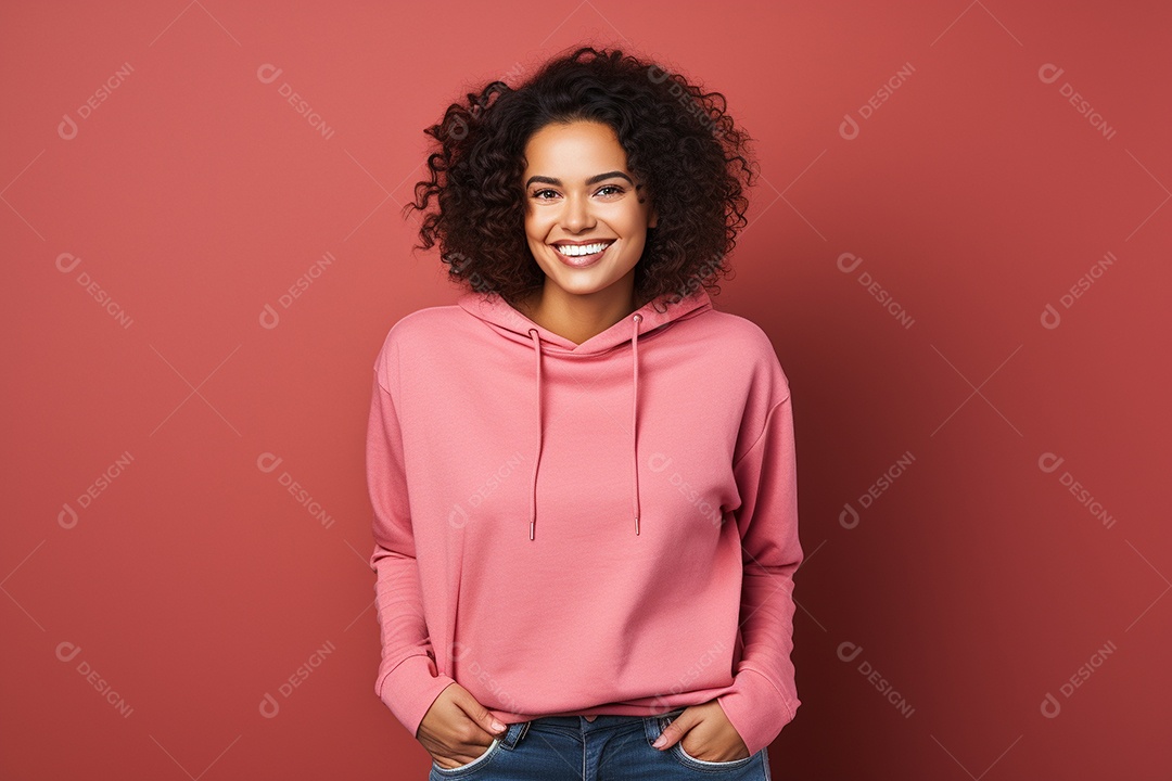 Mulher feliz. Casual. Imagem social em destaque. Fundo colorido