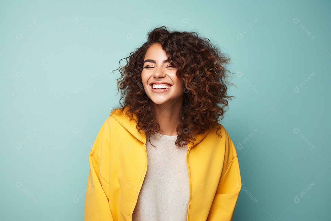 Mulher feliz. Casual. Imagem social em destaque. Fundo colorido