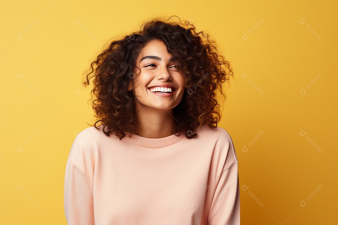 Mulher feliz. Casual. Imagem social em destaque. Fundo colorido